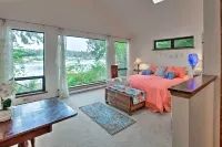 Waterfront Bainbridge Island Home: Stunning Views! Hotels in Bainbridge