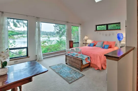 Waterfront Bainbridge Island Home: Stunning Views!