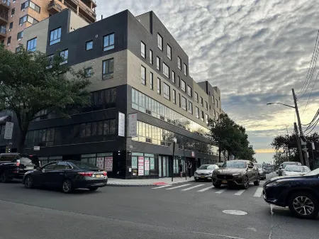 Regal Inn & Suites New York LaGuardia Hotel Отели рядом с достопримечательностью «Нью-Йорк Холл Оф Сайенс»