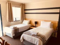 Red Cedar Motel - Parking