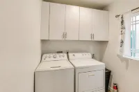 7 Mi to Dtwn! Modern Retreat in East Los Angeles - 3つ星