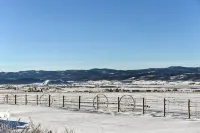 Cozy Home: Mtn Views, A/C, in Heart of Star Valley Hotel a Lincoln County