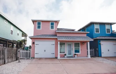 Game Room, 2 Shared Heated Pools, Parking for 3 Hotels near Fly It Port ' A