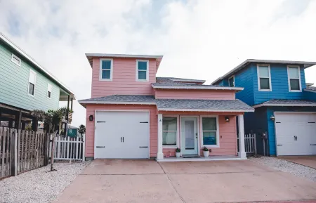 Game Room, 2 Shared Heated Pools, Parking for 3 Отели рядом с достопримечательностью «Fly It Port ' A»