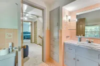 1 Mi to Dtwn Salem: Apt w/ Shared Yard! فنادق في Salem
