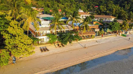Suites by Eco Hotel El Nido Отели рядом с достопримечательностью «El Nido Sailing»