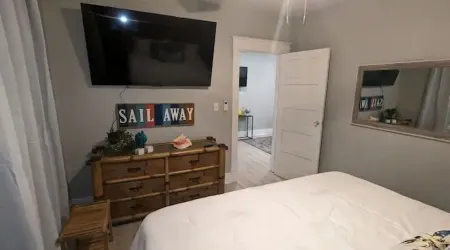 Beach Vibe close to Museum Row Отели в г. Кларк