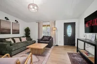 Charming 3 bedroom home minutes from NRG featuring a fire pit/outdoor games