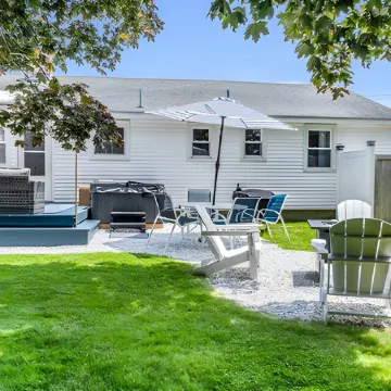 Great Hammcock Getaway, cozy home, hot tub, fire pit, beaches nearby.