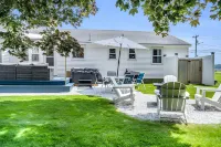 Great Hammcock Getaway, cozy home, hot tub, fire pit, beaches nearby.