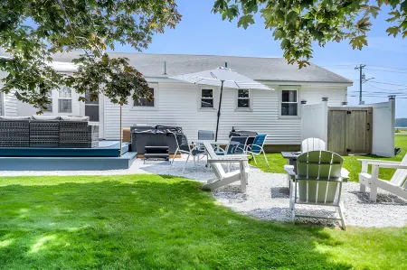 Great Hammcock Getaway, cozy home, hot tub, fire pit, beaches nearby.