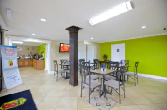 Super 8 by Wyndham Cartersville