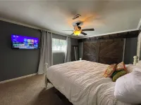 Maple Tree House - 3 miles from stadium, tucked away from traffic