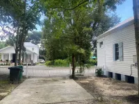 Beautifully Renovated 3-bedroom cottage in Old Town BSL.  Close to Everything!