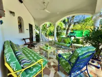 Beautiful Private Tropical Oasis 2 Bedroom 2 Bath Apt, Chef's Kitchen. 1st Floor