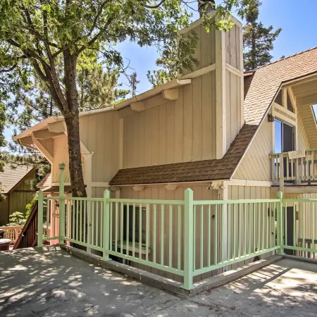 5 Mi to Lake Arrowhead Village: Cabin w/ Game Room