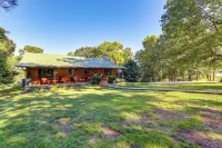 'Just a Cast Away' Cassville Cabin w/ Covered Deck - Homestays