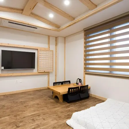 Jeju Flyjin House Pension Отели рядом с достопримечательностью «Пляж Джимйонг»