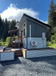 Tiny House w/ Forest Deck - Spruce Woods Acre Hotel a Bear Creek