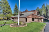 Paradise Pines 3BR Secluded Cabin Minutes in Tahoe Donner!
