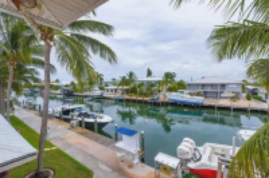 Waterfront Key Colony Beach, Pet-Friendly, Pool, Hot Tub, Deepwater 150 ft Dock Hotels in Key Colony Beach