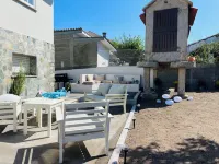 FOGAR DE AROUSA 3 minutes from the beaches, garden, barbecue, swimming pool. Hotels in Vilanova de Arousa