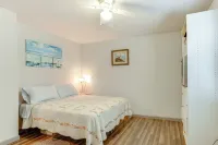 Ludington Cottage w/ Lake Views & Boat Parking - Wi-Fi