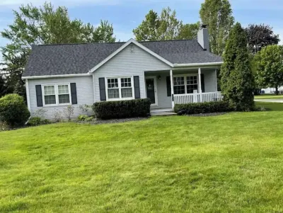 Cheerful 3 Bedroom Cottage Getaway w/ Lake Access Hotels near Finish Line