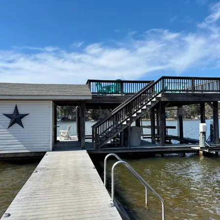 7-Bedrm, 5-Bath Home on 168' of Open Shoreline on a Wide, Deep-Water Cove.