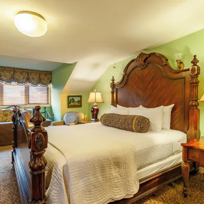 Ivy Lodge Hotels near Rosecliff