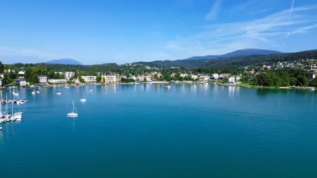 Mountains&Lakes - Luxury Apartment Seepark Velden directly on Lake Wörthersee Отели в г. Velden am Worther See