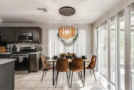 4-bedroom-20 minutes from Airport & Riverwalk Space for everyone bring them all! Отели в г. Кирби