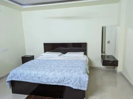 4th floor Lovely three bedroom apartment with free parking