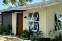 Romantic Cabin Retreat with Garden View + Parking Hotels in Amadeo