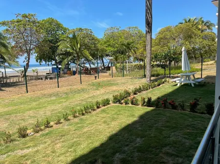 Newc. Beachfront Condo, Vistas de Bejuco Отели в г. Бехуко