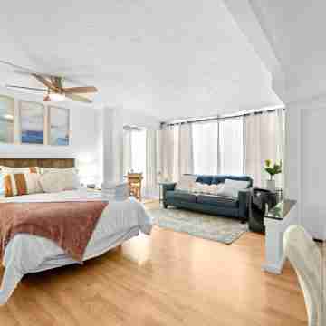 Charming Riverwalk Retreat – Spacious Downtown Condo Rooms