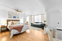 Charming Riverwalk Retreat – Spacious Downtown Condo