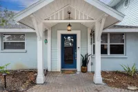 4-bedroom, 3.5 bath house w/Pool, AC, WiFi in Siesta Key; 1 mile from Village