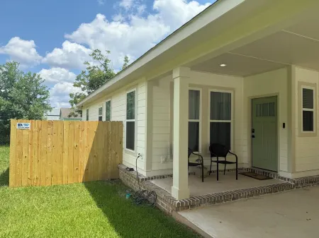 Mr. Willie's Coastal Retreat - the perfect location in downtown Ocean Springs!