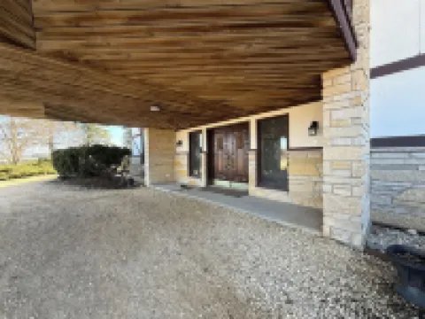 Horse lovers paradise with 2 bedrooms and WiFi, AC in Lake Geneva Hotels in Lyons