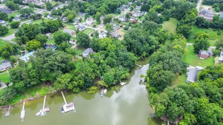 Luxury 2 bd lakefront Modern porch fire pit fisherman boat dock walk to downtown Отели в г. Кларксвилл