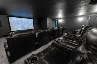 Spacious Sleeps 18+ 6-bedroom house with movie theatre, sports court, huge yard