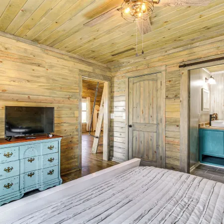 Cozy Mississippi Cabin w/ Covered Porch & Grill!