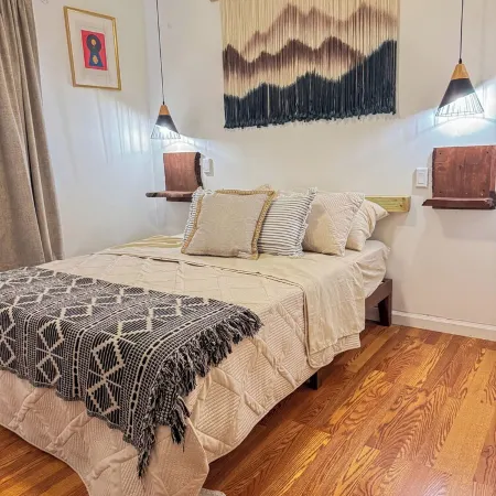 Charming 3-bedroom chalet with WiFi, AC in welcoming Tobyhanna