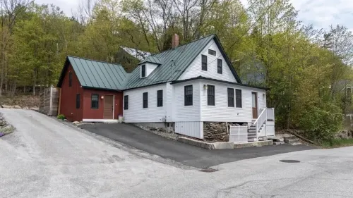 Charming 3-Bedroom House. Walk to Sunapee Harbor and Short Drive to Mt. Sunapee