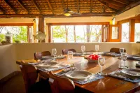 Oceanfront 5bdrm, sleeps 10, AC, pool, fibre optic, Playa Maderas surf break Hoteles en 