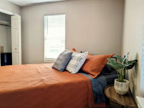 Charming 2-bedroom house in peaceful Clovis with Fiber Internet with WiFi