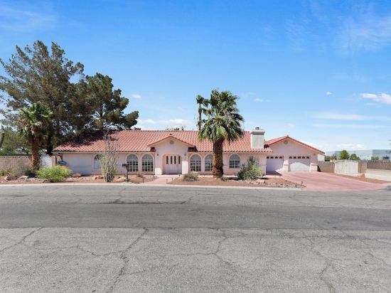 Spacious 5-bedroom house in brilliant Las Vegas with AC