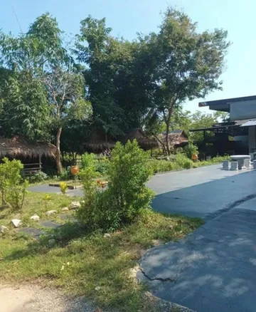 รูปภาพของห้องพักเตียงใหญ่แบบประหยัด มีแค่พัดลม และใช้ห้องน้ำด้านนอก