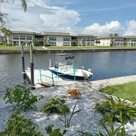 The Golden Pelican – Your Waterfront Escape in Gulf Harbors